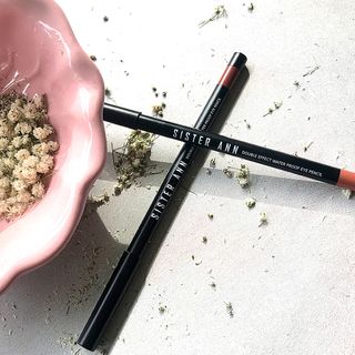 씨스터앤 시스터앤 더블이펙트 워터프루프 아이펜슬_미국 — 5점을 준 리뷰어가 2022년 4월 올린 사용 사진