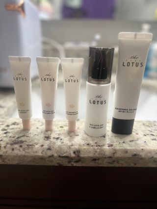 더 퓨어 로터스 제주 식물 선크림 / 제주 연잎 &amp; 동백 미스트 / 순수한 연꽃 어메니티 세트 — 5점을 준 리뷰어가 2022년 10월 올린 사용 사진
