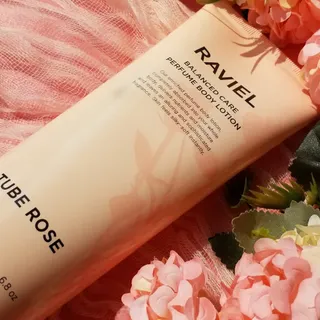 라비엘 RAVIEL 밸런스드 케어 모이스처라이징 퍼퓸 바디 로션 6.8 fl oz (200ml), 릴리 머스크 / 튜브 로즈 — 5점을 준 리뷰어가 2022년 9월 올린 사용 사진