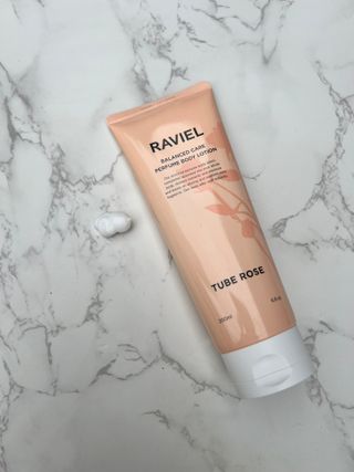 라비엘 RAVIEL 밸런스드 케어 모이스처라이징 퍼퓸 바디 로션 6.8 fl oz (200ml), 릴리 머스크 / 튜브 로즈 — 5점을 준 리뷰어가 2022년 9월 올린 사용 사진