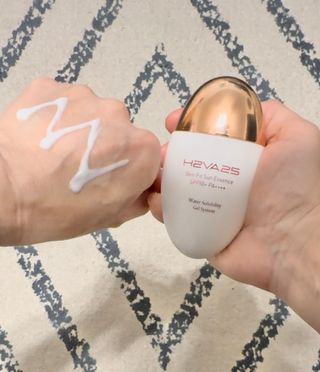 H2VA25 Skin Fit Sun Essence SPF50+ PA++++ 50ml / 1.69 FL.oz Moisturizing Sunblock Sunscreen K-Beauty — 5점을 준 리뷰어가 2024년 10월 올린 사용 사진