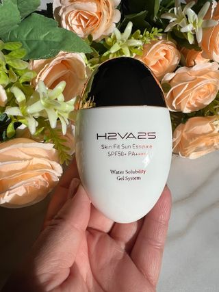 H2VA25 Skin Fit Sun Essence SPF50+ PA++++ 50ml / 1.69 FL.oz Moisturizing Sunblock Sunscreen K-Beauty — 5점을 준 리뷰어가 2024년 10월 올린 사용 사진