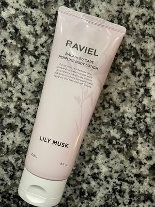 라비엘 RAVIEL 밸런스드 케어 모이스처라이징 퍼퓸 바디 로션 6.8 fl oz (200ml), 릴리 머스크 / 튜브 로즈 — 5점을 준 리뷰어가 2022년 9월 올린 사용 사진
