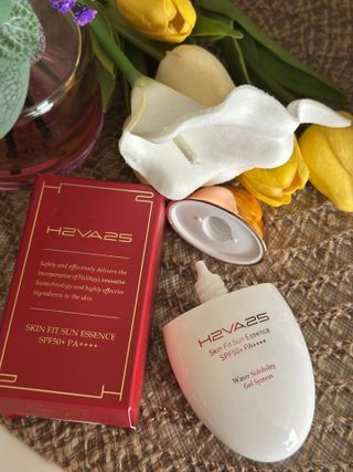 H2VA25 Skin Fit Sun Essence SPF50+ PA++++ 50ml / 1.69 FL.oz Moisturizing Sunblock Sunscreen K-Beauty — 5점을 준 리뷰어가 2024년 10월 올린 사용 사진