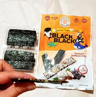 UNCLE NICK 한국 슈퍼 스낵 블랙 &amp; 블랙 김 스낵 — 5점을 준 리뷰어가 2021년 11월 올린 사용 사진