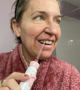 Aquapick AQ-350 물 Flosser 전기 치과 수조 치아 용 전문 구강 세정기 — 5점을 준 리뷰어가 2022년 5월 올린 사용 사진