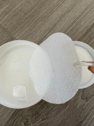 오어스 마일드 카밍 순진 비건 토너 패드 포 페이스 모이스처라이징 &amp; 수딩 — 5점을 준 리뷰어가 2023년 2월 올린 사용 사진