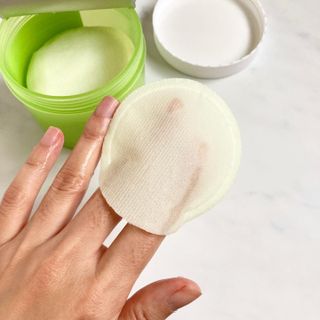 네오젠 더마로지 레몬 브라이트, 와인 리프트, 그린티 모이스트 PHA 거즈 필링 — 5점을 준 리뷰어가 2021년 12월 올린 사용 사진