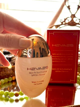 H2VA25 Skin Fit Sun Essence SPF50+ PA++++ 50ml / 1.69 FL.oz Moisturizing Sunblock Sunscreen K-Beauty — 4점을 준 리뷰어가 2024년 10월 올린 사용 사진