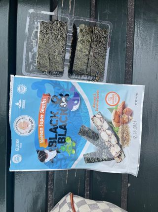 UNCLE NICK 한국 슈퍼 스낵 블랙 &amp; 블랙 김 스낵 — 5점을 준 리뷰어가 2021년 10월 올린 사용 사진