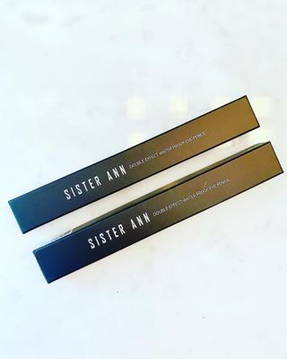 씨스터앤 시스터앤 더블이펙트 워터프루프 아이펜슬_미국 — 5점을 준 리뷰어가 2022년 4월 올린 사용 사진