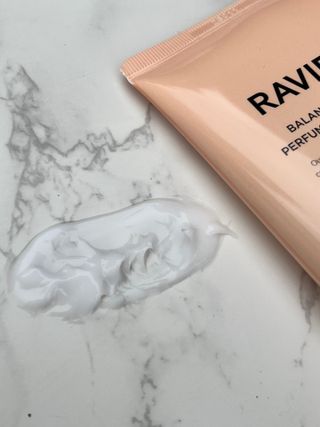 라비엘 RAVIEL 밸런스드 케어 모이스처라이징 퍼퓸 바디 로션 6.8 fl oz (200ml), 릴리 머스크 / 튜브 로즈 — 5점을 준 리뷰어가 2022년 9월 올린 사용 사진