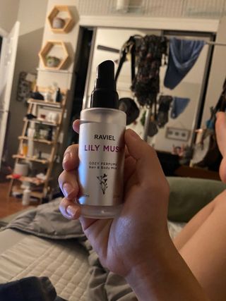 라비엘 RAVIEL 코지 퍼퓸 헤어 &amp; 바디 미스트 스프레이 2.7 fl oz(80ml), 릴리 머스크/튜브 로즈 — 3.5점을 준 리뷰어가 2022년 8월 올린 사용 사진