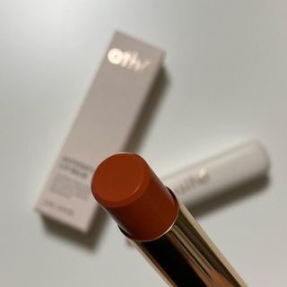 ATHE AUTHENTIC AIRY LIP BALM / 비건립밤 / 어센틱립밤 / 에어리립밤 (수정 요청) — 4점을 준 리뷰어가 2022년 8월 올린 사용 사진