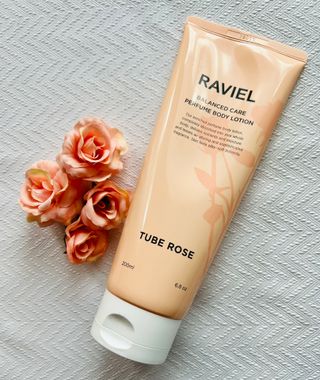 라비엘 RAVIEL 밸런스드 케어 모이스처라이징 퍼퓸 바디 로션 6.8 fl oz (200ml), 릴리 머스크 / 튜브 로즈 — 5점을 준 리뷰어가 2022년 9월 올린 사용 사진