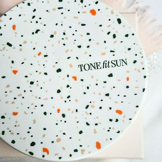 TONEfitSUN 쿠션 12g 비건 톤업 선쿠션 한국산 SPF 50+/ PA++++ — 5점을 준 리뷰어가 2023년 6월 올린 사용 사진