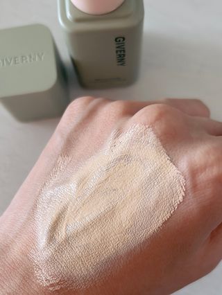 지베르니 밀착 커버 파운데이션 30ml + 밀착 커버 쿠션 본 제품 — 5점을 준 리뷰어가 2023년 9월 올린 사용 사진