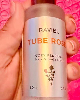 라비엘 RAVIEL 코지 퍼퓸 헤어 &amp; 바디 미스트 스프레이 2.7 fl oz(80ml), 릴리 머스크/튜브 로즈 — 3.5점을 준 리뷰어가 2022년 8월 올린 사용 사진