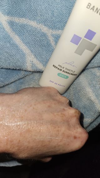 바노바기 코스메틱 바노바기 밀크씨슬 리페어 시카 선스크린 플러스 50ml — 5점을 준 리뷰어가 2023년 10월 올린 사용 사진