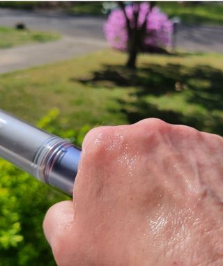 산심 명연수 멀티 스틱 밤 0.38oz 수분 스틱 집중 주름 케어 — 5점을 준 리뷰어가 2023년 4월 올린 사용 사진