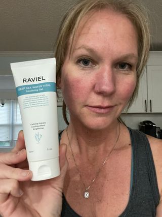 라비엘 RAVIEL 딥 씨 워터 퓨어 바이탈 수딩 젤 5.1 fl oz (150ml) 페이스 &amp; 바디, 쿨링 효과 — 5점을 준 리뷰어가 2022년 9월 올린 사용 사진