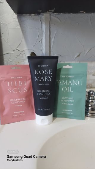 로즈마리 밸런싱 두피팩, 히비스커스 보습 두피팩, 타마누 오일 수딩 두피팩 3종 세트 — 5점을 준 리뷰어가 2022년 4월 올린 사용 사진
