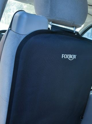 폭스박스 [FOXBOX] 하드 보드와 두꺼운 패딩 메모리 폼이 적용된 FOXBOX 차량용 시트 프로텍터 — 4점을 준 리뷰어가 2021년 2월 올린 사용 사진