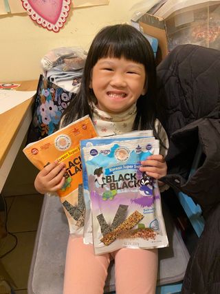 UNCLE NICK 한국 슈퍼 스낵 블랙 &amp; 블랙 김 스낵 — 5점을 준 리뷰어가 2021년 11월 올린 사용 사진