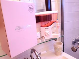 Aquapick AQ-350 물 Flosser 전기 치과 수조 치아 용 전문 구강 세정기 — 1점을 준 리뷰어가 2022년 4월 올린 사용 사진