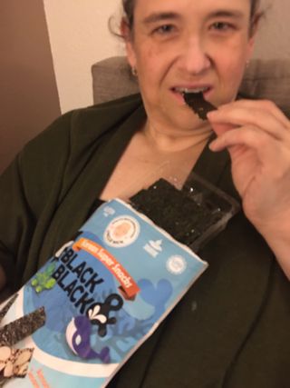 UNCLE NICK 한국 슈퍼 스낵 블랙 &amp; 블랙 김 스낵 — 4점을 준 리뷰어가 2021년 11월 올린 사용 사진