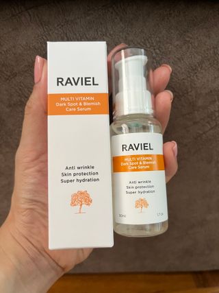 라비엘 멀티 비타민 다크 스팟 &amp; 블레미쉬 케어 페이스 세럼 모든 피부용 1.7 fl oz — 5점을 준 리뷰어가 2022년 12월 올린 사용 사진