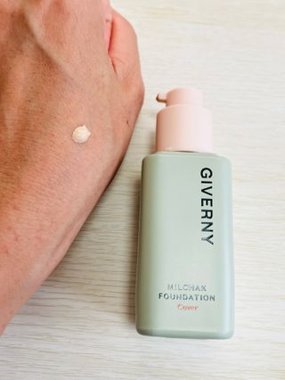 지베르니 밀착 커버 파운데이션 30ml + 밀착 커버 쿠션 본 제품 — 4점을 준 리뷰어가 2023년 9월 올린 사용 사진