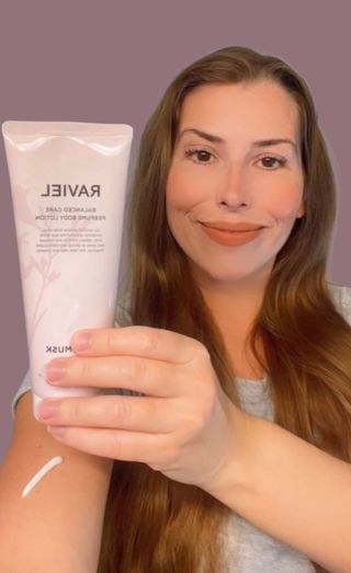 라비엘 RAVIEL 밸런스드 케어 모이스처라이징 퍼퓸 바디 로션 6.8 fl oz (200ml), 릴리 머스크 / 튜브 로즈 — 5점을 준 리뷰어가 2022년 9월 올린 사용 사진