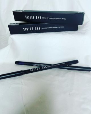 씨스터앤 시스터앤 더블이펙트 워터프루프 아이펜슬_미국 — 1.5점을 준 리뷰어가 2022년 2월 올린 사용 사진