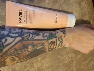라비엘 RAVIEL 밸런스드 케어 모이스처라이징 퍼퓸 바디 로션 6.8 fl oz (200ml), 릴리 머스크 / 튜브 로즈 — 4점을 준 리뷰어가 2022년 9월 올린 사용 사진