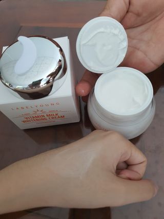 라벨영 비타민 우유미백크림 — 5점을 준 리뷰어가 2023년 11월 올린 사용 사진