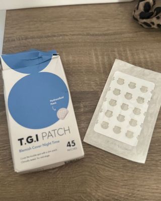 NYfashioncity [TGI 패치] 블레미쉬 커버 나이트 타임 - 중기 여드름 및 뾰루지용 하이드로콜로이드 패치 (45개입) — 4.5점을 준 리뷰어가 2024년 10월 올린 사용 사진