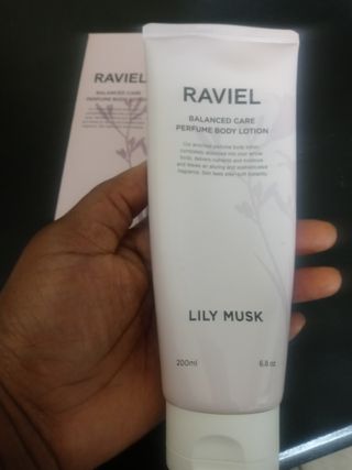 라비엘 RAVIEL 밸런스드 케어 모이스처라이징 퍼퓸 바디 로션 6.8 fl oz (200ml), 릴리 머스크 / 튜브 로즈 — 5점을 준 리뷰어가 2022년 9월 올린 사용 사진