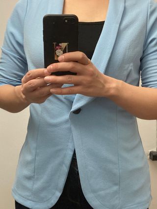 DOUBLJU 여성용 3/4 셔링 슬리브 및 플러스 사이즈 긴팔 블레이저 캐주얼 재킷 — 2.5점을 준 리뷰어가 2023년 1월 올린 사용 사진