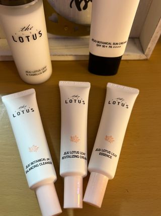 더 퓨어 로터스 제주 식물 선크림 / 제주 연잎 &amp; 동백 미스트 / 순수한 연꽃 어메니티 세트 — 5점을 준 리뷰어가 2022년 12월 올린 사용 사진