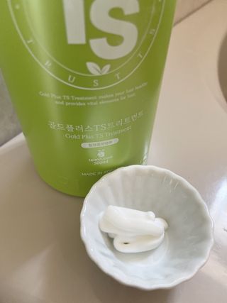 ゴールドプラスセット(シャンプー500g x 1ea/トリートメント500ml X 1ea) — 4점을 준 리뷰어가 2023년 4월 올린 사용 사진