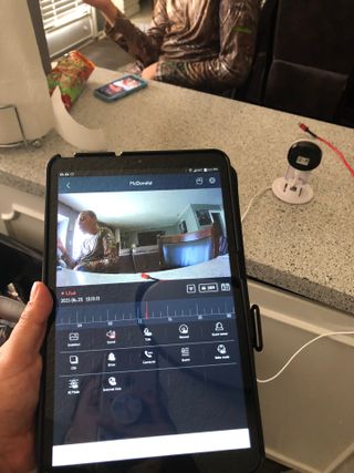 온습도 모니터와 스마트 리모컨이 탑재된 EGLOO cam S4 1080P Wi-Fi 스마트 카메라 — 4점을 준 리뷰어가 2021년 6월 올린 사용 사진