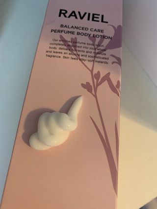 라비엘 RAVIEL 밸런스드 케어 모이스처라이징 퍼퓸 바디 로션 6.8 fl oz (200ml), 릴리 머스크 / 튜브 로즈 — 3점을 준 리뷰어가 2022년 9월 올린 사용 사진