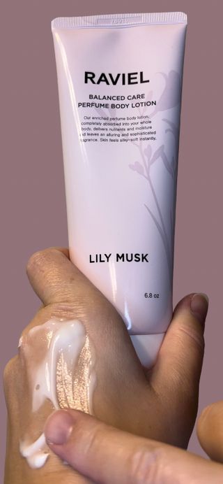 라비엘 RAVIEL 밸런스드 케어 모이스처라이징 퍼퓸 바디 로션 6.8 fl oz (200ml), 릴리 머스크 / 튜브 로즈 — 5점을 준 리뷰어가 2022년 9월 올린 사용 사진
