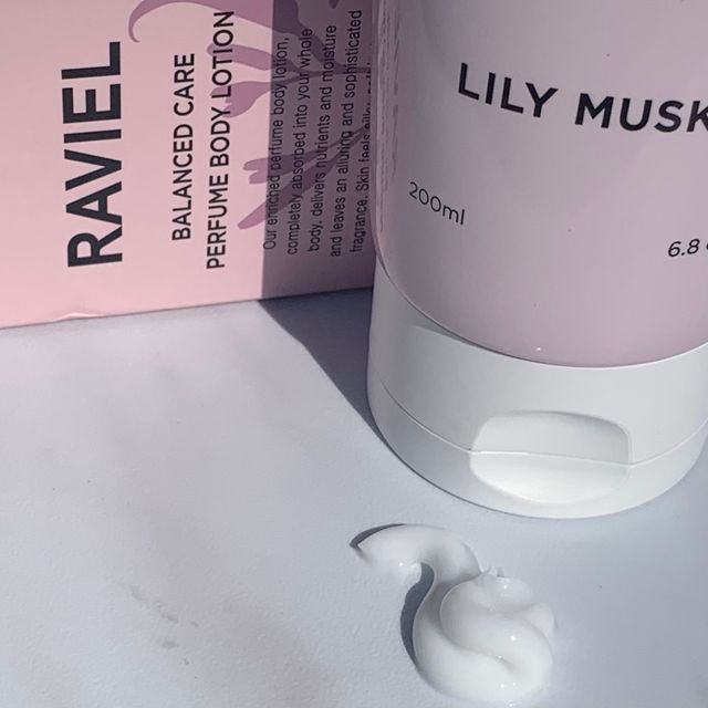 RAVIEL 밸런스드 케어 모이스처라이징 퍼퓸 바디 로션 6.8 fl oz (200ml), 릴리 머스크 / 튜브 로즈 리뷰 사진