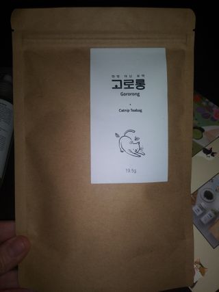 Gororong [고로롱] 실내외 고양이와 고양이를위한 프리미엄 캣닙 스프레이 — 5점을 준 리뷰어가 2021년 2월 올린 사용 사진