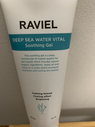라비엘 RAVIEL 딥 씨 워터 퓨어 바이탈 수딩 젤 5.1 fl oz (150ml) 페이스 &amp; 바디, 쿨링 효과 — 5점을 준 리뷰어가 2022년 9월 올린 사용 사진