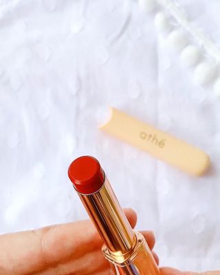ATHE AUTHENTIC AIRY LIP BALM / 비건립밤 / 어센틱립밤 / 에어리립밤 (수정 요청) — 5점을 준 리뷰어가 2022년 8월 올린 사용 사진