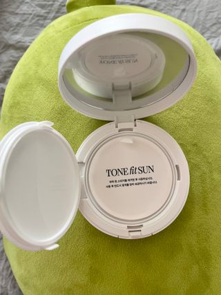 TONEfitSUN 쿠션 12g 비건 톤업 선쿠션 한국산 SPF 50+/ PA++++ — 5점을 준 리뷰어가 2023년 6월 올린 사용 사진