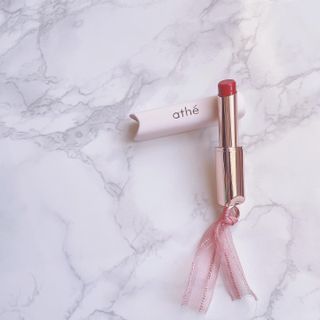 ATHE AUTHENTIC AIRY LIP BALM / 비건립밤 / 어센틱립밤 / 에어리립밤 (수정 요청) — 5점을 준 리뷰어가 2022년 8월 올린 사용 사진